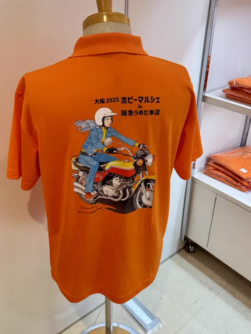 昨日からホビーマルシェ大阪2025in 阪急うめだ本店 が開催されております。(28日まで) 私の作品も展示されました(祝)イエーイ! スタッフが着用しているイラスト入りポロシャツも販売してますよ #ホビーマルシェ #阪急うめだ本店 #マチパー #machipar