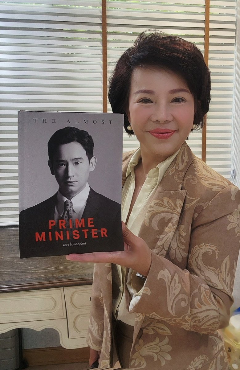 AmaratJeab's tweet image. สารภาพว่าวางทิ้งไว้ซะนาน :)
ที่ไม่รีบเปิดอ่านเพราะเข้าใจไปเองว่าเป็นสรุปลำดับเรื่องราวชีวิตและงานที่พอจะทราบอยู่แล้ว
แต่เมื่อเปิดอ่านแล้วเกินคาดมากจริง ๆ ตัวตน มุมมองและความคิดที่ละเอียดลึกซึ้งของคุณทิมจากเล่มนี้ปลุกไฟและพลังในตัวให้กลับมาลุกโชนใหม่อีกครั้ง มากอย่างเหลือเชื่อ 🍊…