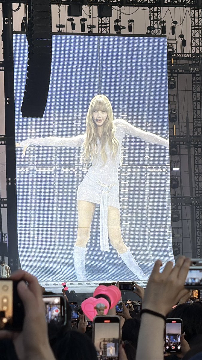 the_lisapopbase's tweet image. #LISA looks so good 🥵
LISA DAZZLES ROGERS STADIUM
#DEADLINEinToronto_LISA
#BLACKPINK_DEADLINE