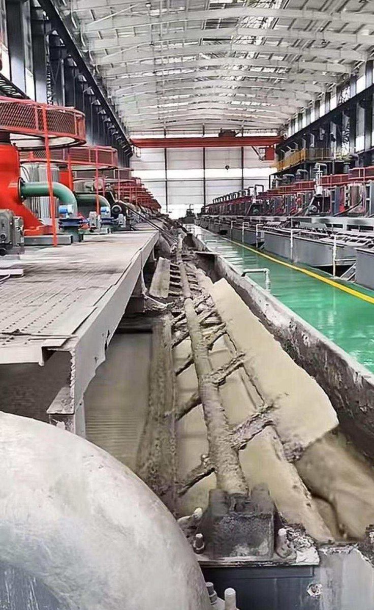 这工厂的管理太拉跨了。这种格栅板单块一般不会很大，不至于能站6人，估计是支撑梁塌了。