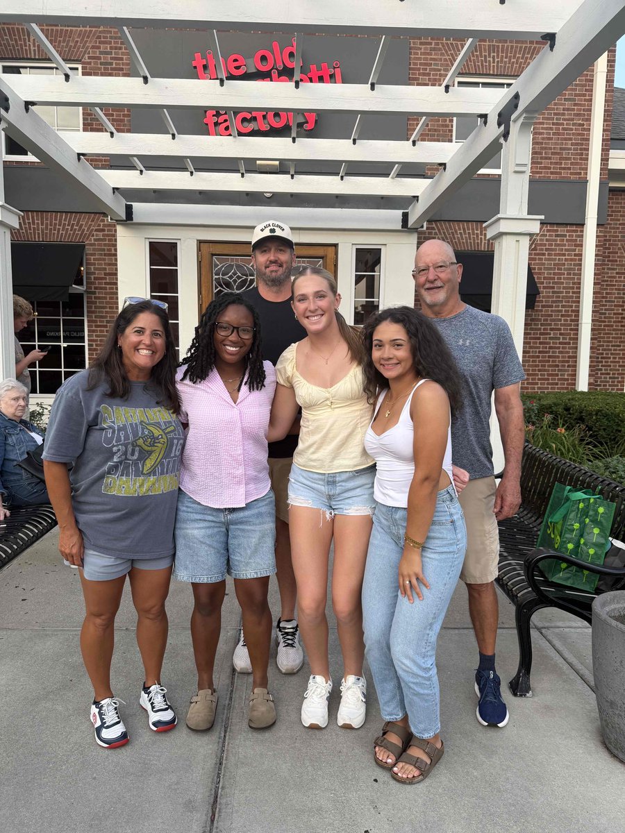 Softball, Sunshine &amp; dinner with our Seniors 🍝 We wish you all the best this Fall, continue to work hard and grind! 💪🥎🫶🏻