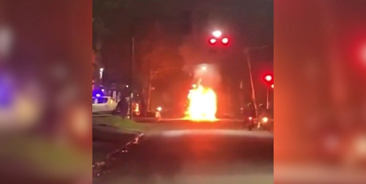 Explosión e incendio de un auto a gas en Rosario ellitoral.com/sucesos/explos…