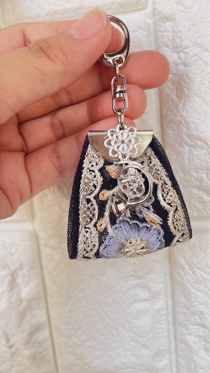 kimamani_mus's tweet image. インド刺繍のキーホルダーです📯🩵🧡
色合いがとてもお気に入り!
写真だと分かりづらいのですがキラキラのラメも入っていて涼しげです❄️
インド刺繍シリーズ、たくさん作っているのですが、なかなかminne出し切れておらず…
#ハンドメイド好きな方と繋がりたい #ホルン