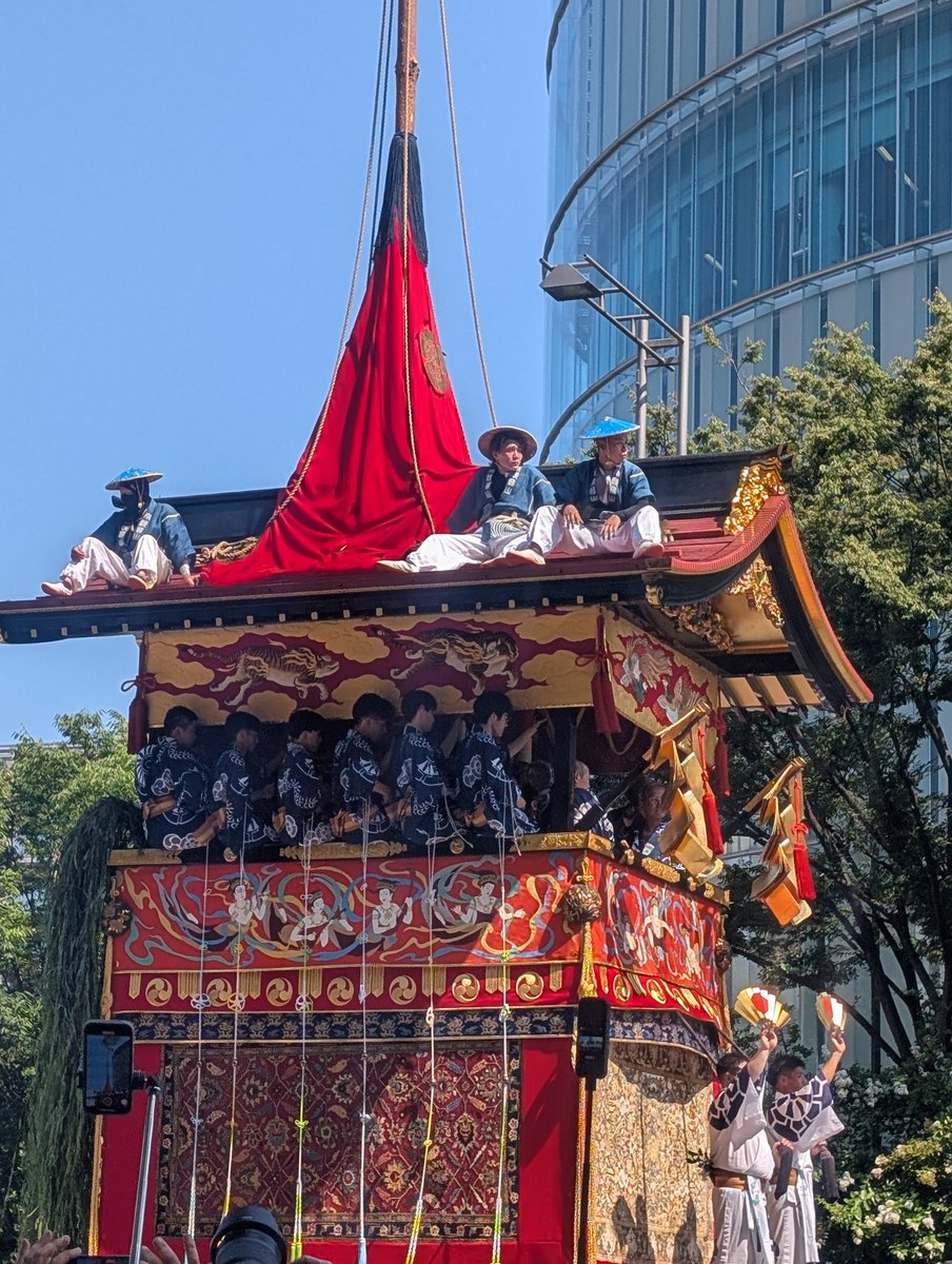 tomomi2384's tweet photo. やたら警察と人がいると思ったら今日はなんと祇園祭の山鉾巡行なんたね💡
知らなかっただけに嬉しい!!
こんな日に来れるなんてめっちゃラッキー✨✨
これは見るしかないよねw

大きな山車の上に大きな木を乗せてすごいなぁー！

東京では蝉の鳴き声が全く聞こえなかったのに京都は大合唱なんだけどw https://t.co/Qk7z3xl0da