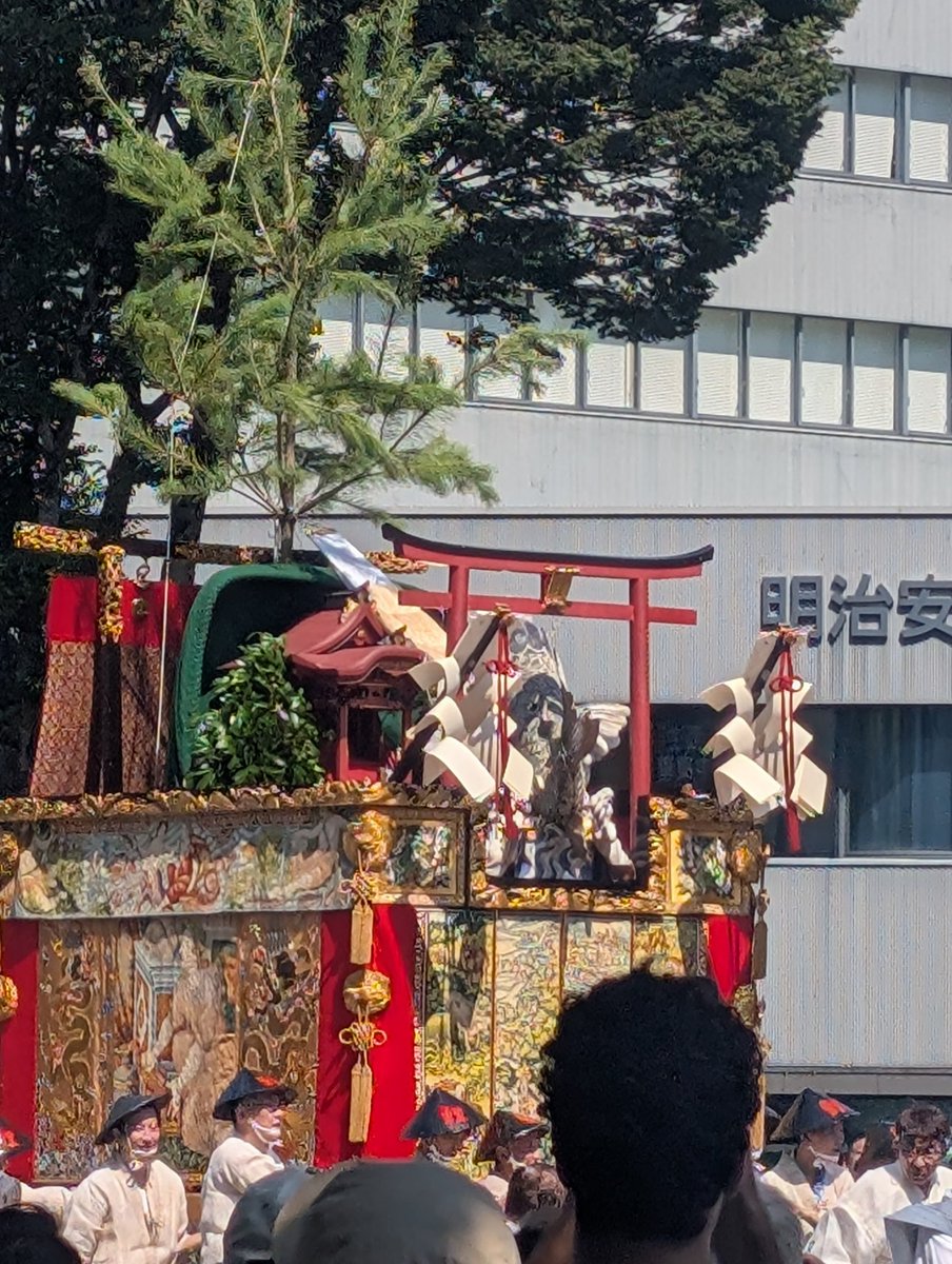 tomomi2384's tweet photo. やたら警察と人がいると思ったら今日はなんと祇園祭の山鉾巡行なんたね💡
知らなかっただけに嬉しい!!
こんな日に来れるなんてめっちゃラッキー✨✨
これは見るしかないよねw

大きな山車の上に大きな木を乗せてすごいなぁー！

東京では蝉の鳴き声が全く聞こえなかったのに京都は大合唱なんだけどw https://t.co/Qk7z3xl0da
