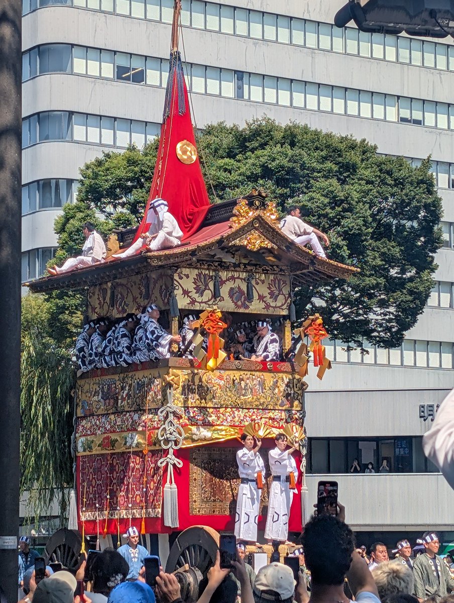 tomomi2384's tweet photo. やたら警察と人がいると思ったら今日はなんと祇園祭の山鉾巡行なんたね💡
知らなかっただけに嬉しい!!
こんな日に来れるなんてめっちゃラッキー✨✨
これは見るしかないよねw

大きな山車の上に大きな木を乗せてすごいなぁー！

東京では蝉の鳴き声が全く聞こえなかったのに京都は大合唱なんだけどw https://t.co/Qk7z3xl0da
