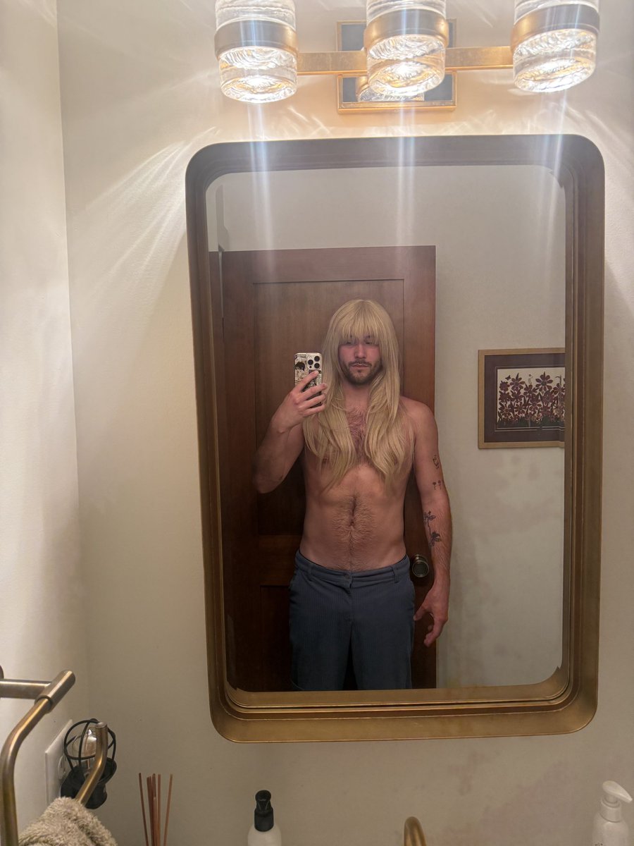 emmarobcerts's tweet image. why i pick up my friend and they give me this wig and go happy birthday like im giggling so bad ??