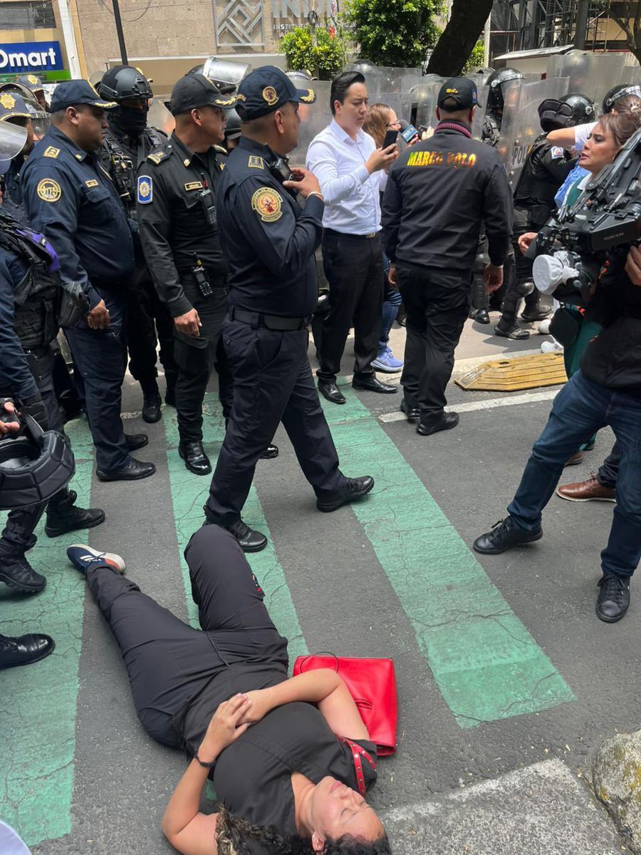 alitomorenoc's tweet image. El narcorégimen de Morena volvió a mostrar su verdadero rostro: hoy mandaron granaderos contra trabajadoras y trabajadores del IMSS Bienestar que protestaban por sueldos que no les han pagado y por la falta de insumos básicos para atender al pueblo de México.
Todo empezó porque…