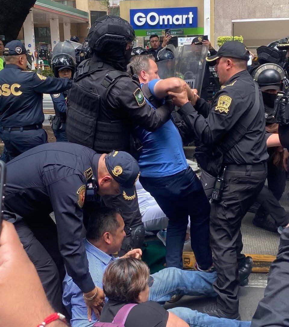 alitomorenoc's tweet image. El narcorégimen de Morena volvió a mostrar su verdadero rostro: hoy mandaron granaderos contra trabajadoras y trabajadores del IMSS Bienestar que protestaban por sueldos que no les han pagado y por la falta de insumos básicos para atender al pueblo de México.
Todo empezó porque…