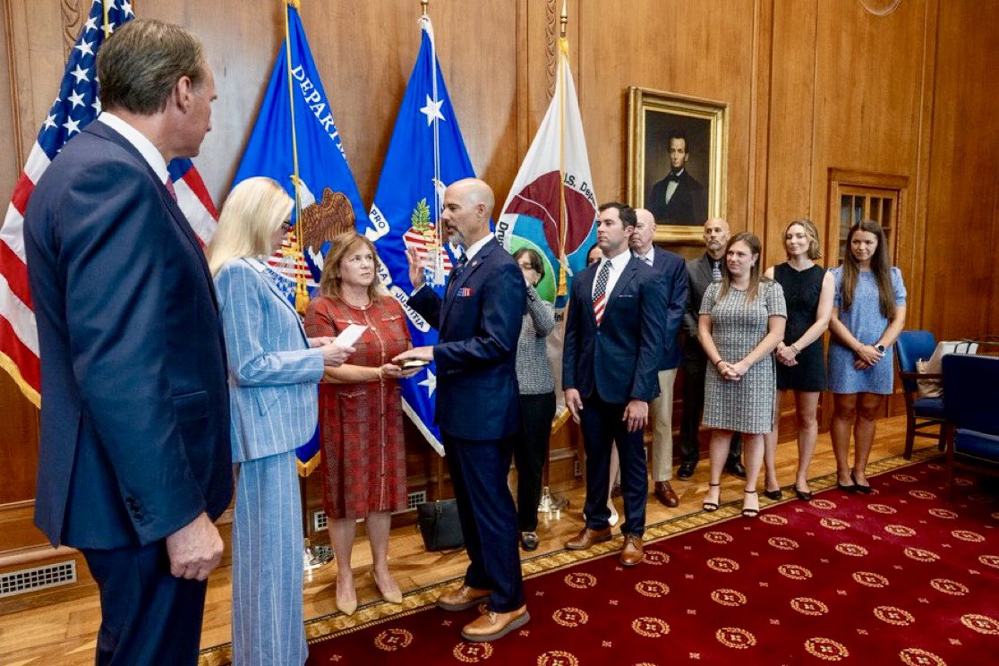 Congratulations to our new DEA Administrator, Terrance Cole, who was sworn in today. The DEA Caribbean Division proudly welcomes your leadership during this pivotal time. Welcome home, Sir. 🇺🇸
#DEACaribbean #DEA #AdministratorCole #OneMission