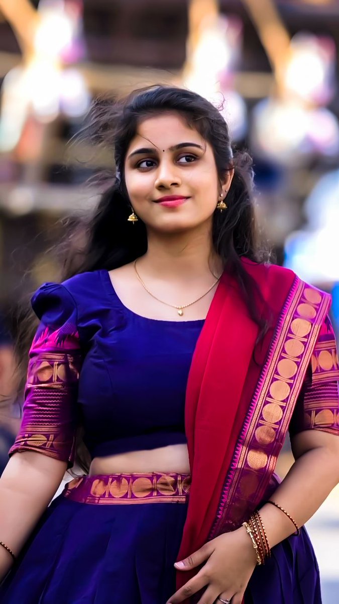என் 
கவிதைகளின் 
வரிகள் 
எல்லாம் 
அவள் 
நினைவுகளை 
உதிர்த்து 
கனவுகளை 
சுமக்கிறது 
வழியின்றி 
வலியாக 
சுகபடுகிறது 
என் 
மனம்