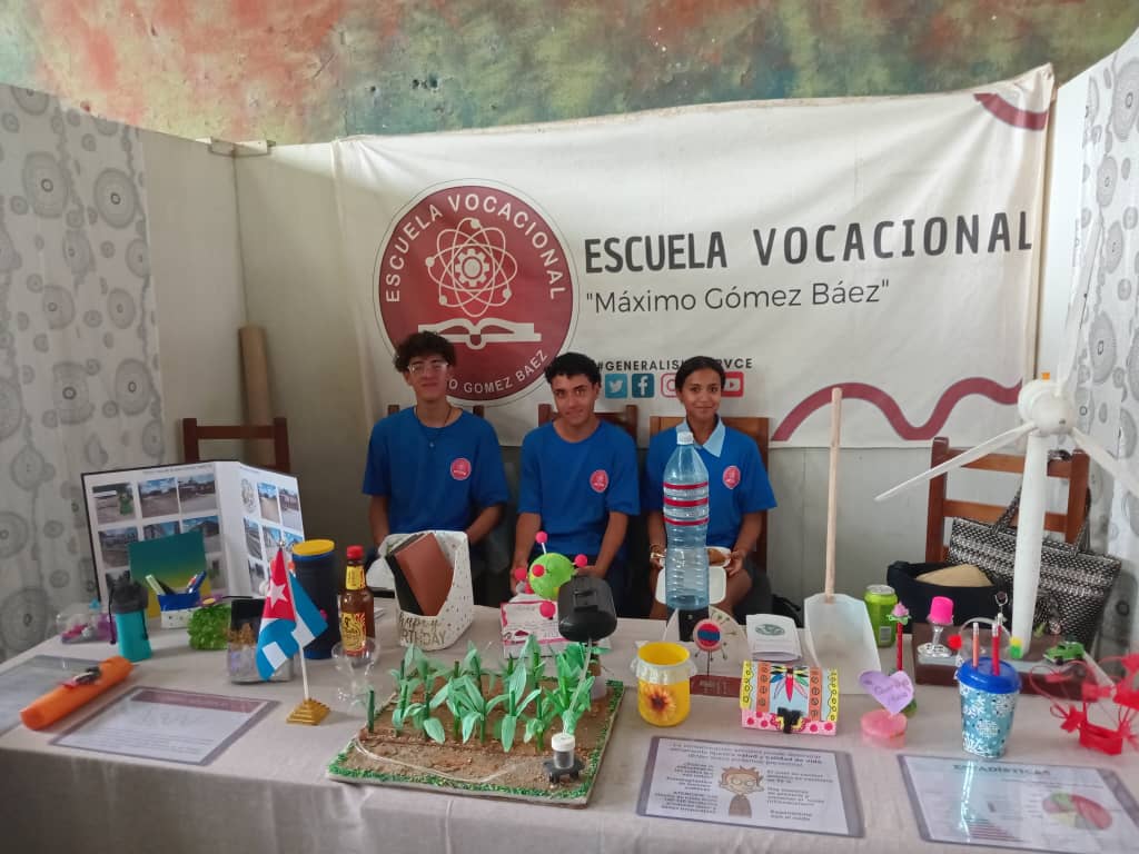 Presentes nuestros jóvenes  del IPVCE MÁXIMO GÓMEZ BÁEZ, mostrando sus innovaciones perteneciente a Sociedades Científicas Estudiantiles, en la Expo-Innovación Provincial, que se desarrolla en el Recinto Ferial de Camagüey.
#CITMACamaguey