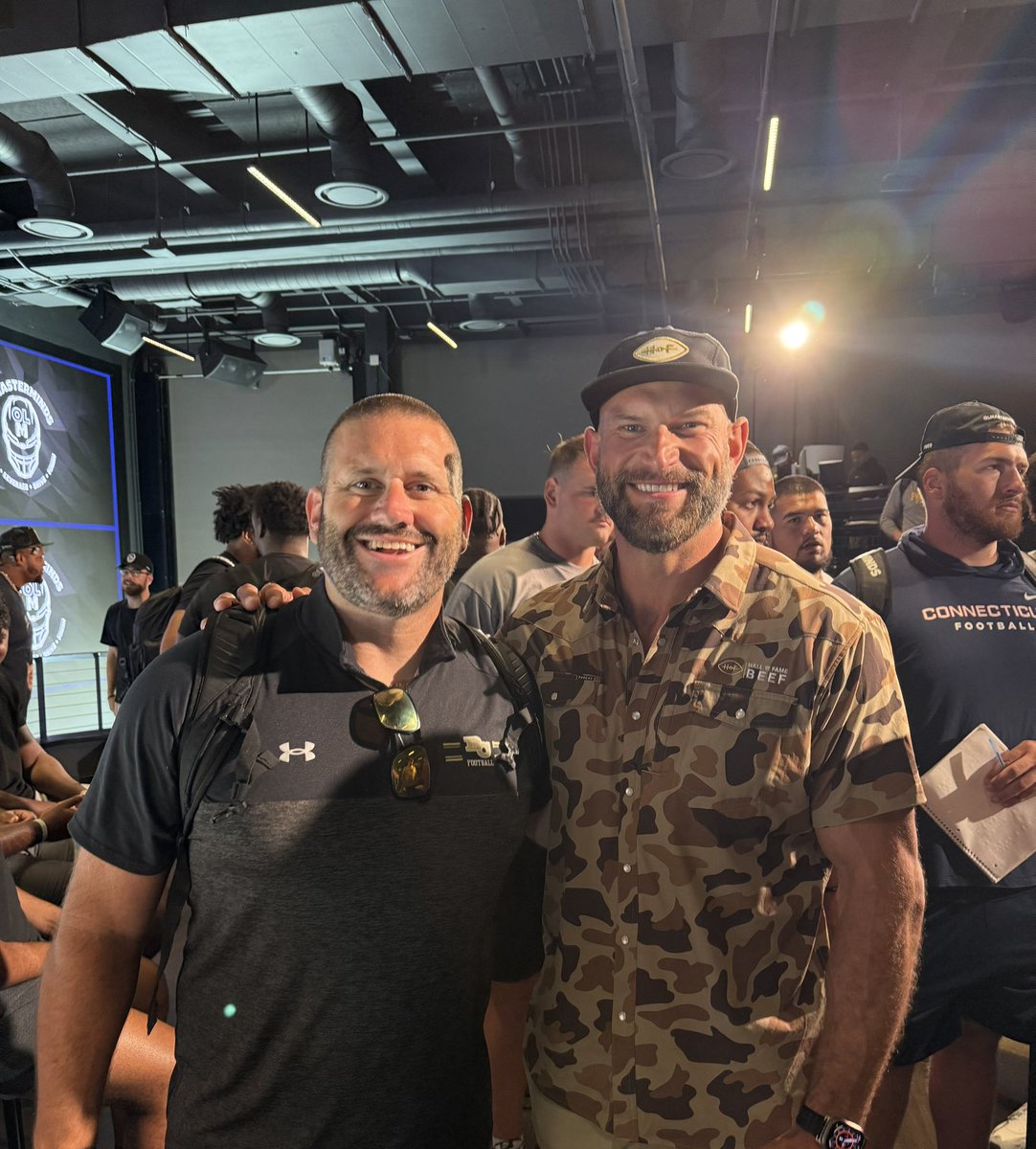 Coach_Snelling's tweet image. HUGE thank you to @BigDuke50 and @LaneJohnson65 for putting together another elite event at @OLMasterminds. So grateful to be able to learn from some of the best to ever do it and to share this knowledge with our staff and players. Can’t wait to get back to work with our squad 😤
