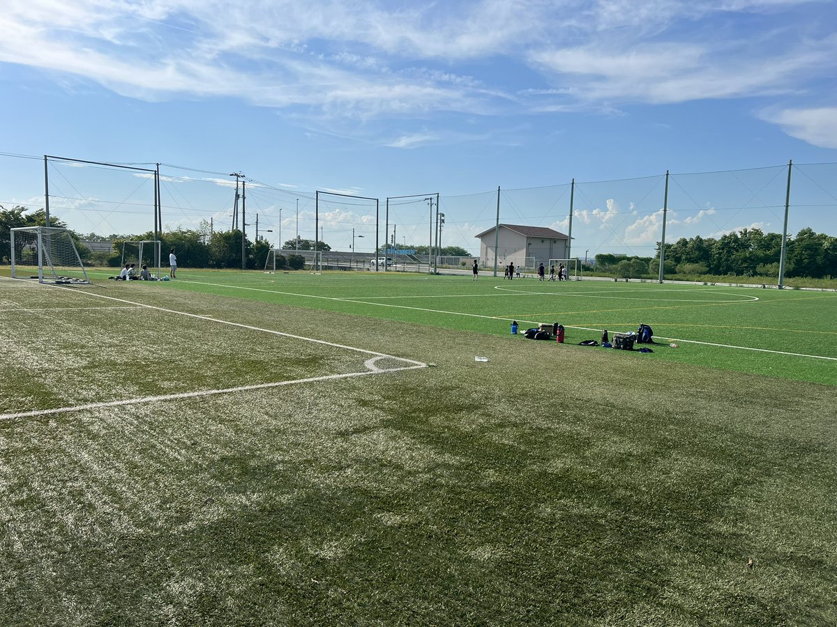 8171chan's tweet photo. 日曜日の話

二男U12のTRMが午前で終わり、物足りなかったのか仲間達と予約が無ければ誰でも使える人工芝Gでサッカー👦🏽

迎えに行ったら、隣のコートにいた社会人のお兄さん達と一緒に遊んでる😳

混同チームを作って笑いながらプレーしてるのを見て

やっぱ、サッカーってすげぇなぁ✨

って思った🥸 https://t.co/WporqBsLpl