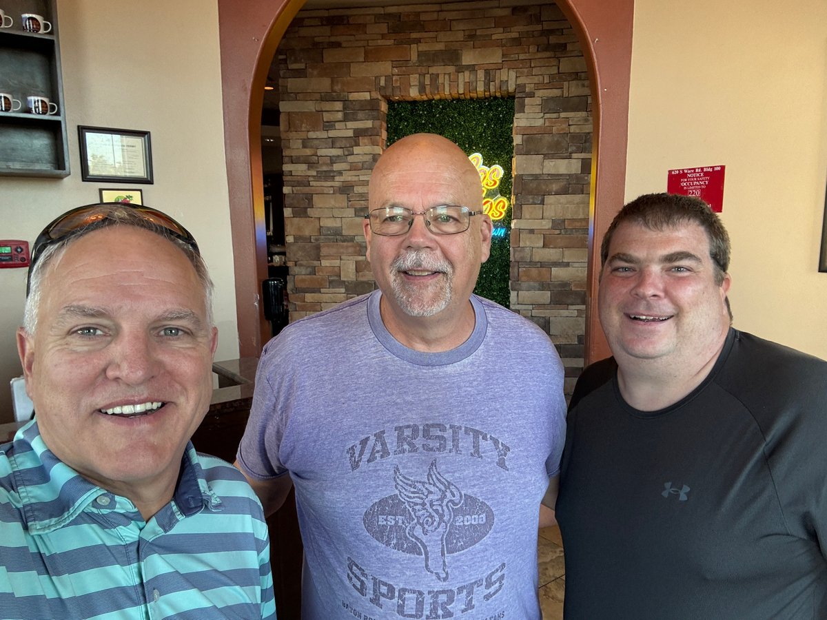 ActionMedCo's tweet image. Our crew chiefs @rrcatc Ray and @RonnieMSDRonnie are back on the road today in South Texas for the Texas Emergency Athletic Management Seminar. Had a great refueling with @mnhopper1sMike Hopper!!!
