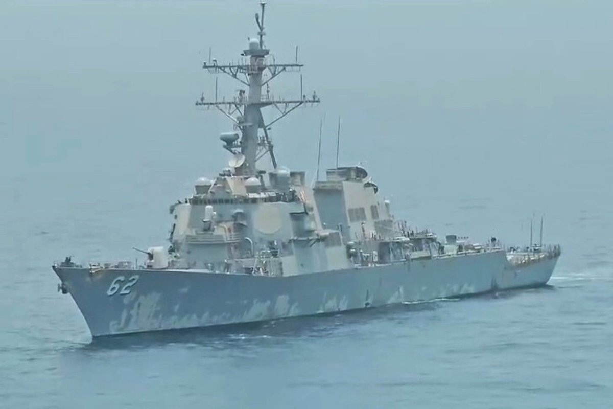 🚨 Iran says it “confronted &amp; warned” U.S. destroyer USS Fitzgerald in Gulf of Oman via Navy chopper 🇮🇷🚁🇺🇸

Tensions flare in strategic waters yet again…

🧐 Power posturing or warning shot before wider friction? #Iran #US