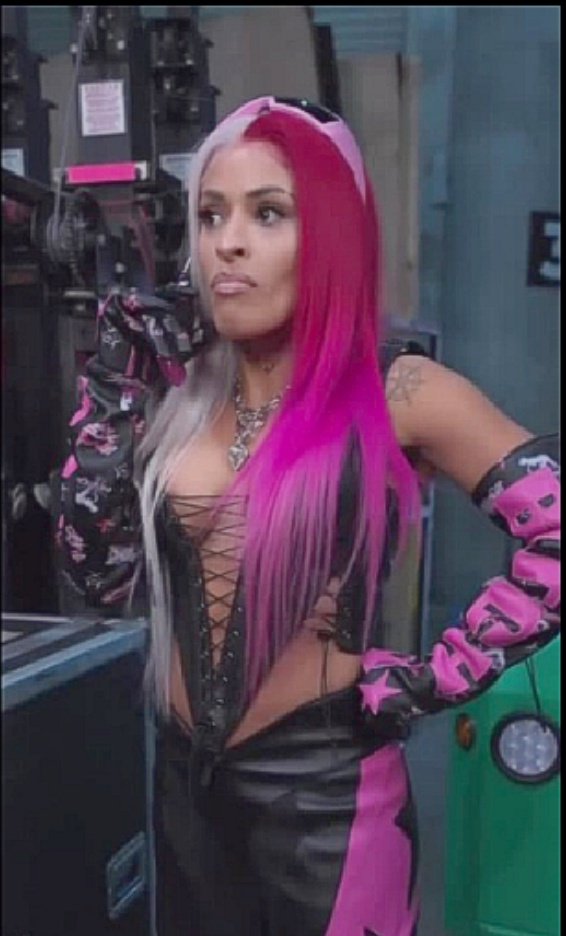 cjrebirth's tweet photo. She made Steven feel important... now we ain't seen her or the title on Smackdown since NOC weekend https://t.co/jXCxrgIKx4