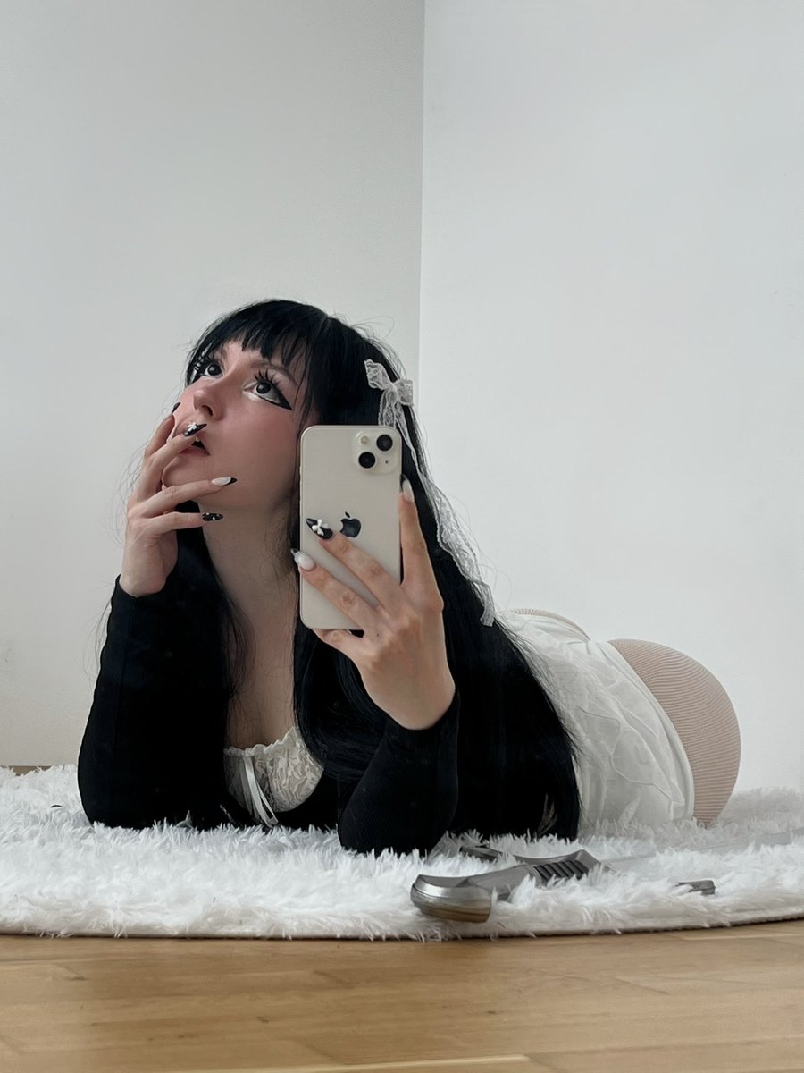 soakedplushie's tweet photo. can i be your doll? 
 #AltGirl #SoftGoth #EgirlStyle https://t.co/ObSwZen1i7