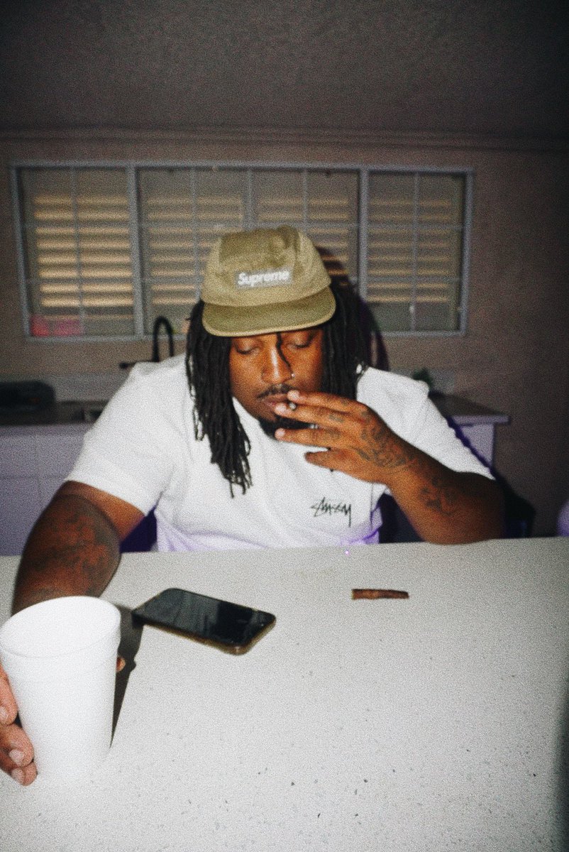 kyfaded's tweet image. everything within arms reach

that mean it’s touchable

#freeLC #RIPCheese