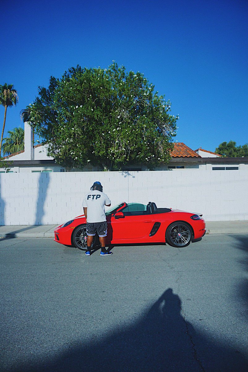 kyfaded's tweet image. everything within arms reach

that mean it’s touchable

#freeLC #RIPCheese