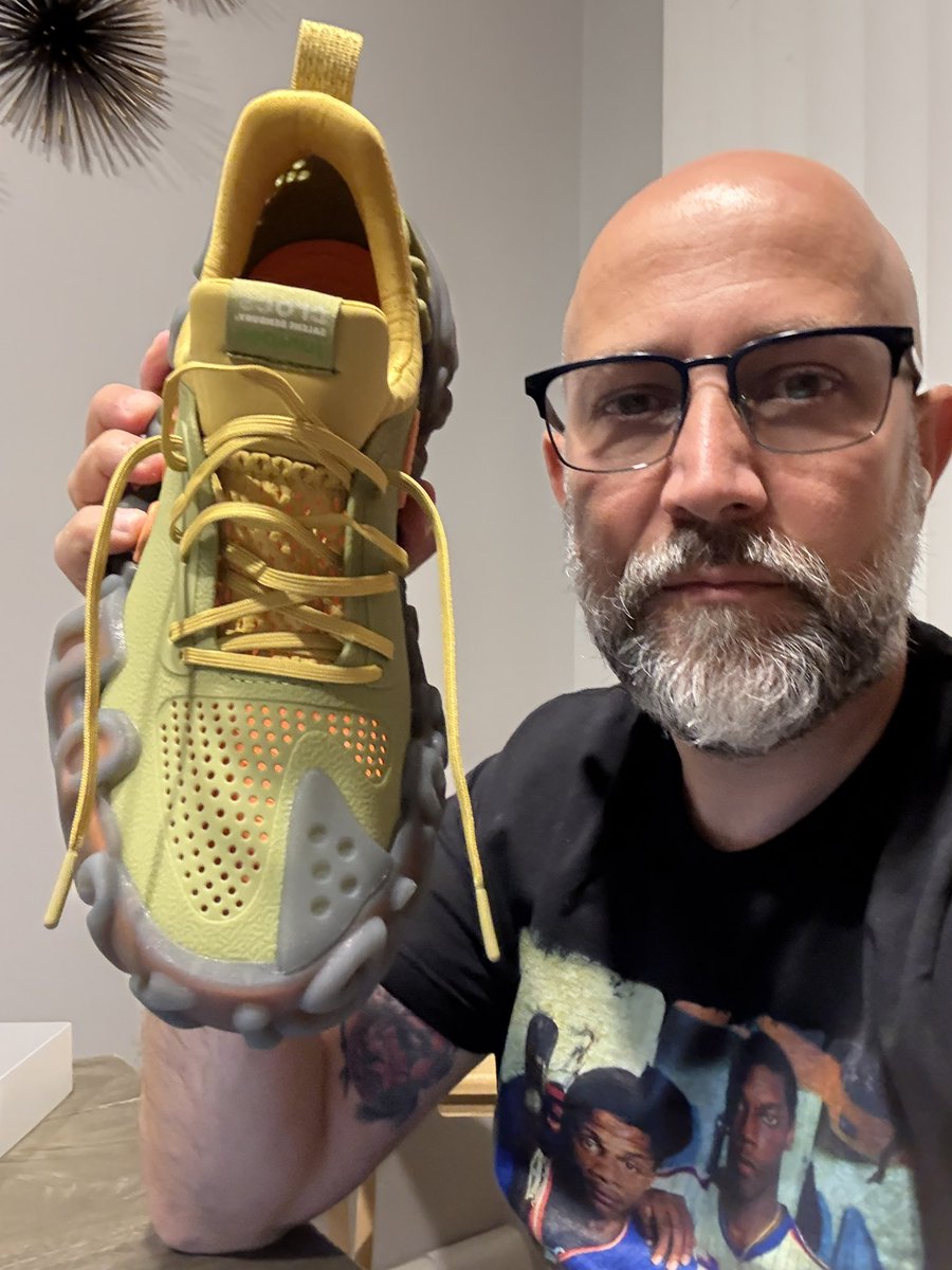 jaymaccustoms's tweet image. Made this Salehe Knicks sign as a tribute to one of the goats of the sneaker industry last month and brought it with me to Fanatics Fest in hopes of giving it Salehe Bembury.
5 years ago the shoes in the picture were released—had to have them. His first collab with New Balance.…