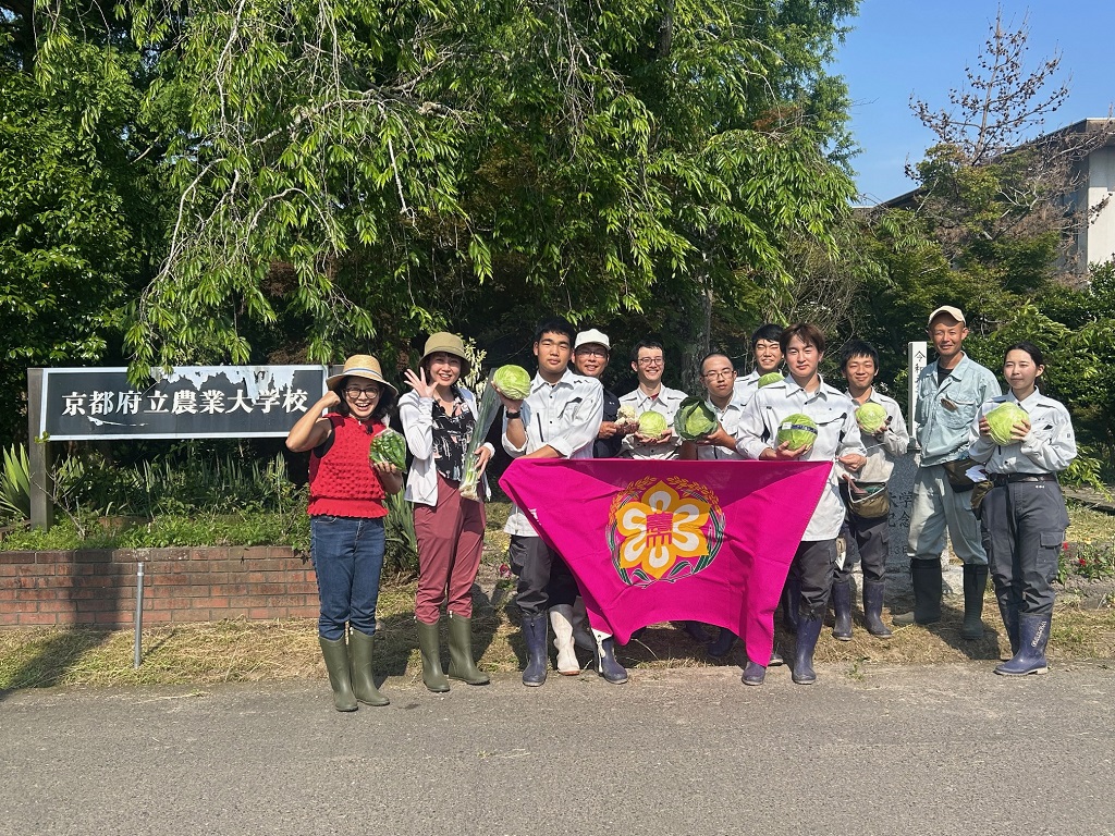 KyotoPrefPR's tweet image. /
来週月曜日19時半から放送の
#あったか京都!(KBS京都テレビ)は…
\
芸人の #アルミカン が 京都府の就農支援を徹底調査♪
今回は、京のブランド産品のとある野菜の収穫体験などおいしそうなシーンが😊
ぜひお見逃しなく🎶