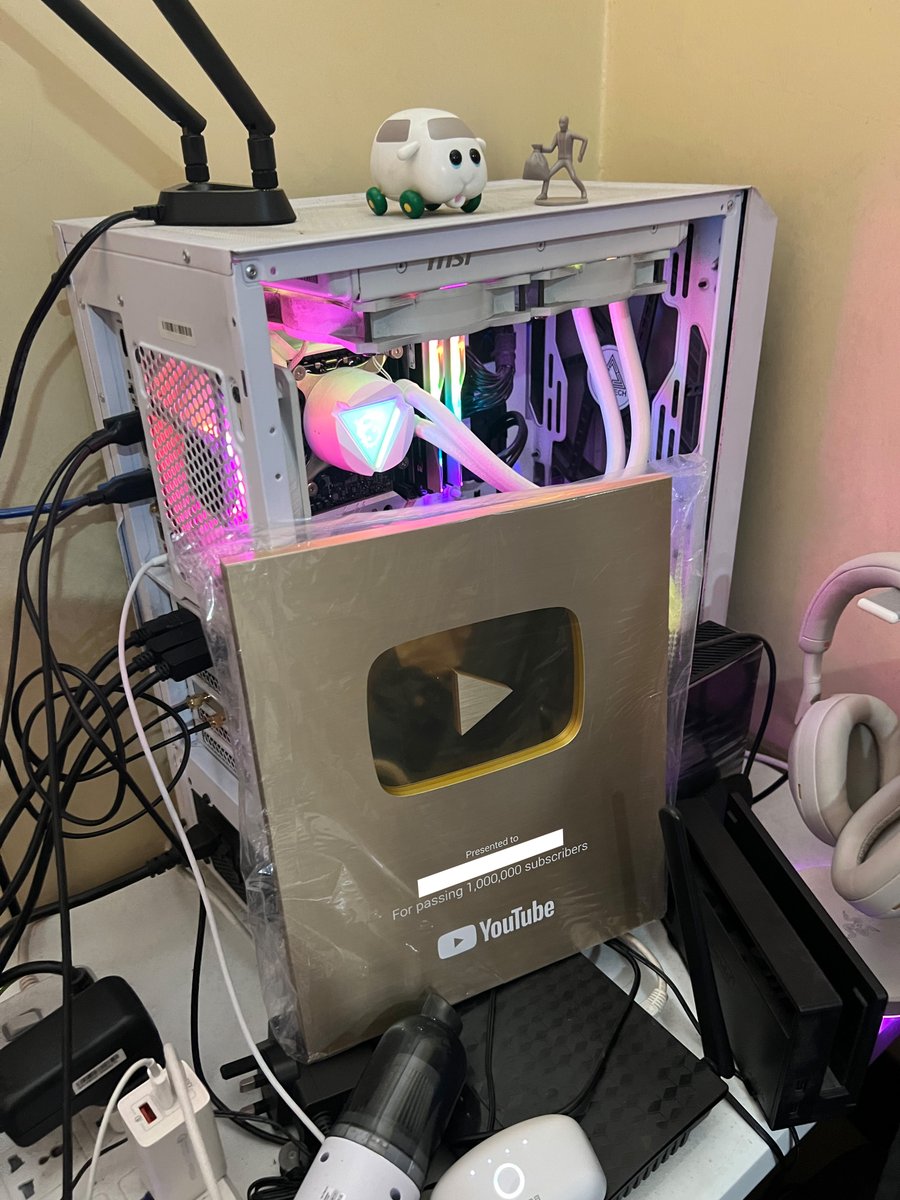 Mikeinelart's tweet image. I just got this gold award from Youtube.
I can't believe there are people out there who still watch videos from this has-been.
I plan to give it to my mom, so I asked them to put my real name instead of my channel name.