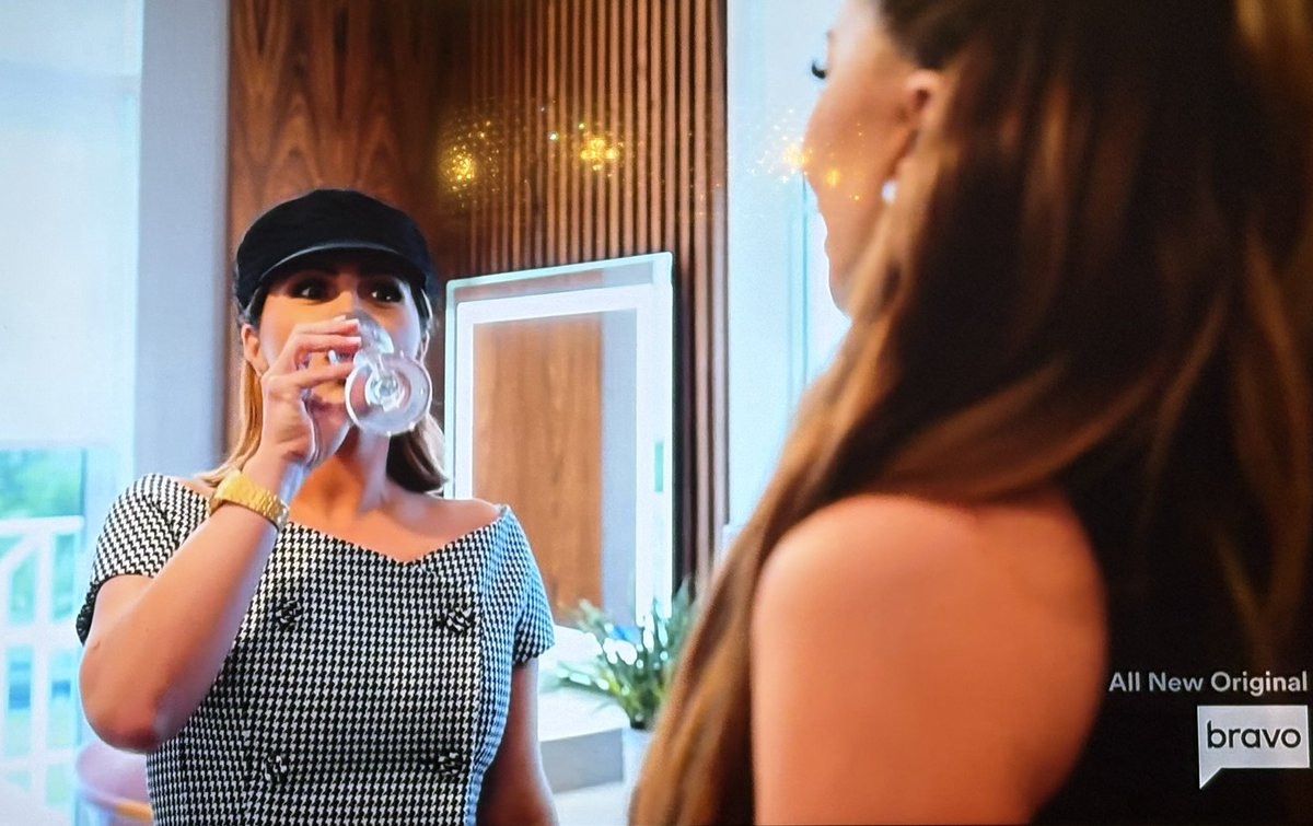 BravoBadGirl's tweet image. Dear Stephanie, the self-diagnosed OCD sufferer. “Liking things clean” and “hating fingerprints” doesn’t mean you have (not ARE) OCD. Your need for clean is not the same as a debilitating disease that some people suffer excruciatingly from. Educate yourself, please. #RHOM