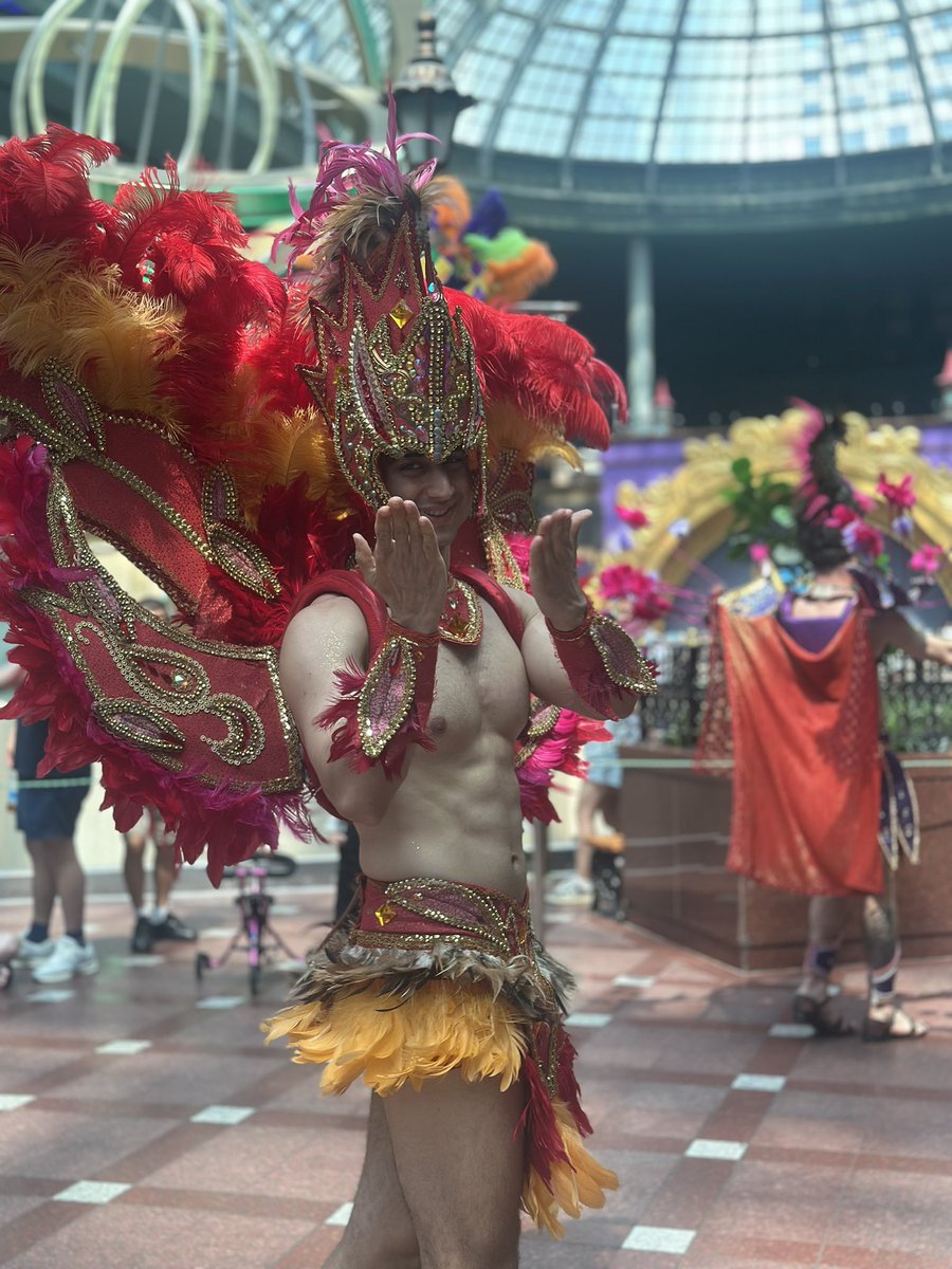 ロッテワールドのパレードみんな指ハートしたりファンサ多めで面白かった😹