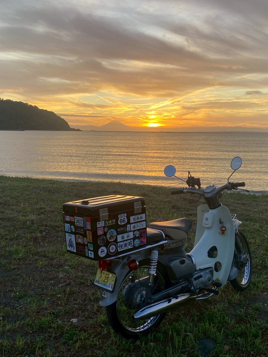 cub_mon's tweet image. カブと夕陽
#スーパーカブ #夕陽