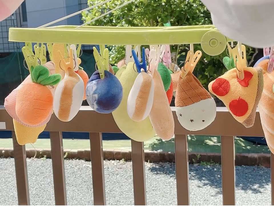 2552Ange's tweet image. お天気がよいので☀️
ニーナのおもちゃ🥕🍞
一軍🍦と二軍🎾
一気に洗ってしまったら……
ものすごく悲しそう😱
ごめん(>人<;)すぐ乾くからね!!