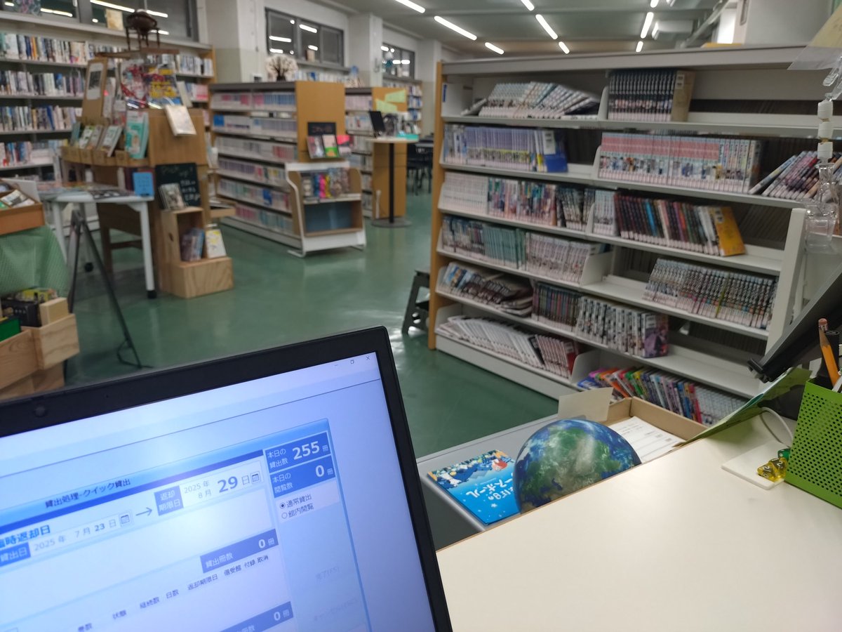 今日は1学期終業式！写真は昨日の様子ですが、大量の貸出数とガラガラなマンガ棚。まさに夏休み直前！って感じですね🍉

#学校図書館の日常　#夏休み前　#マンガも借り放題