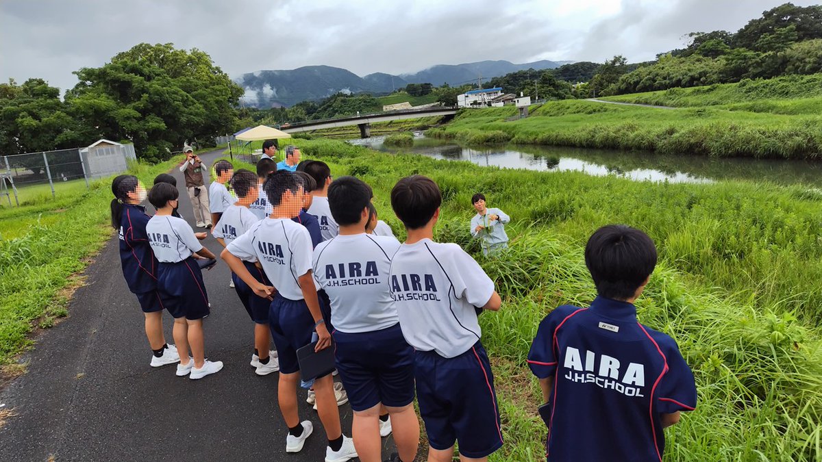 mlit_osumi's tweet image. 【#大隅技術者日記 178】#いであ(株)です。 若手社員を中心に令和7年度になって初めての #環境保全プロジェクト を実施。
#吾平中学校 の皆さんと、#姶良川 の堤防で #シルビアシジミ(全国的に減少しているチョウ)の保全活動を行いました。
社員のプレゼン能力向上にも繋がる活動になっています!