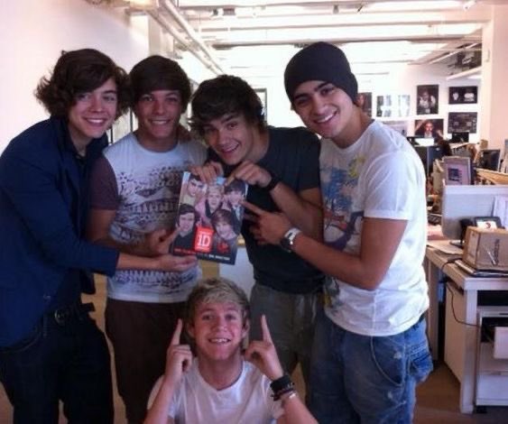 canyonmoonsrry's tweet image. 15 years. this band took over the world and defined our childhoods. i’m eternally proud and grateful for each of them and their art. i hope they know how much they are admired by us and are thinking of happy memories today. i love u forever one direction.🤍
#15YearsOf1D