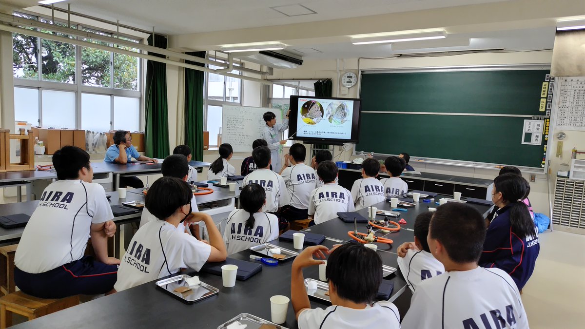 mlit_osumi's tweet image. 【#大隅技術者日記 178】#いであ(株)です。 若手社員を中心に令和7年度になって初めての #環境保全プロジェクト を実施。
#吾平中学校 の皆さんと、#姶良川 の堤防で #シルビアシジミ(全国的に減少しているチョウ)の保全活動を行いました。
社員のプレゼン能力向上にも繋がる活動になっています!