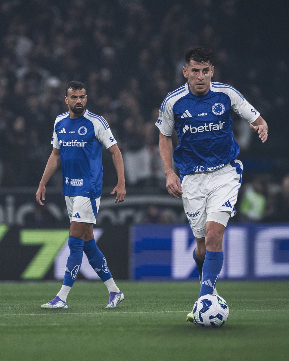 Cruzeiro's tweet photo. Não passa nada! 🚫

Mais uma partida de muita consistência da nossa dupla de zaga! Pra cima, FB1️⃣5️⃣ e Villa! 🔵⚪ https://t.co/ihbJKyxz8h