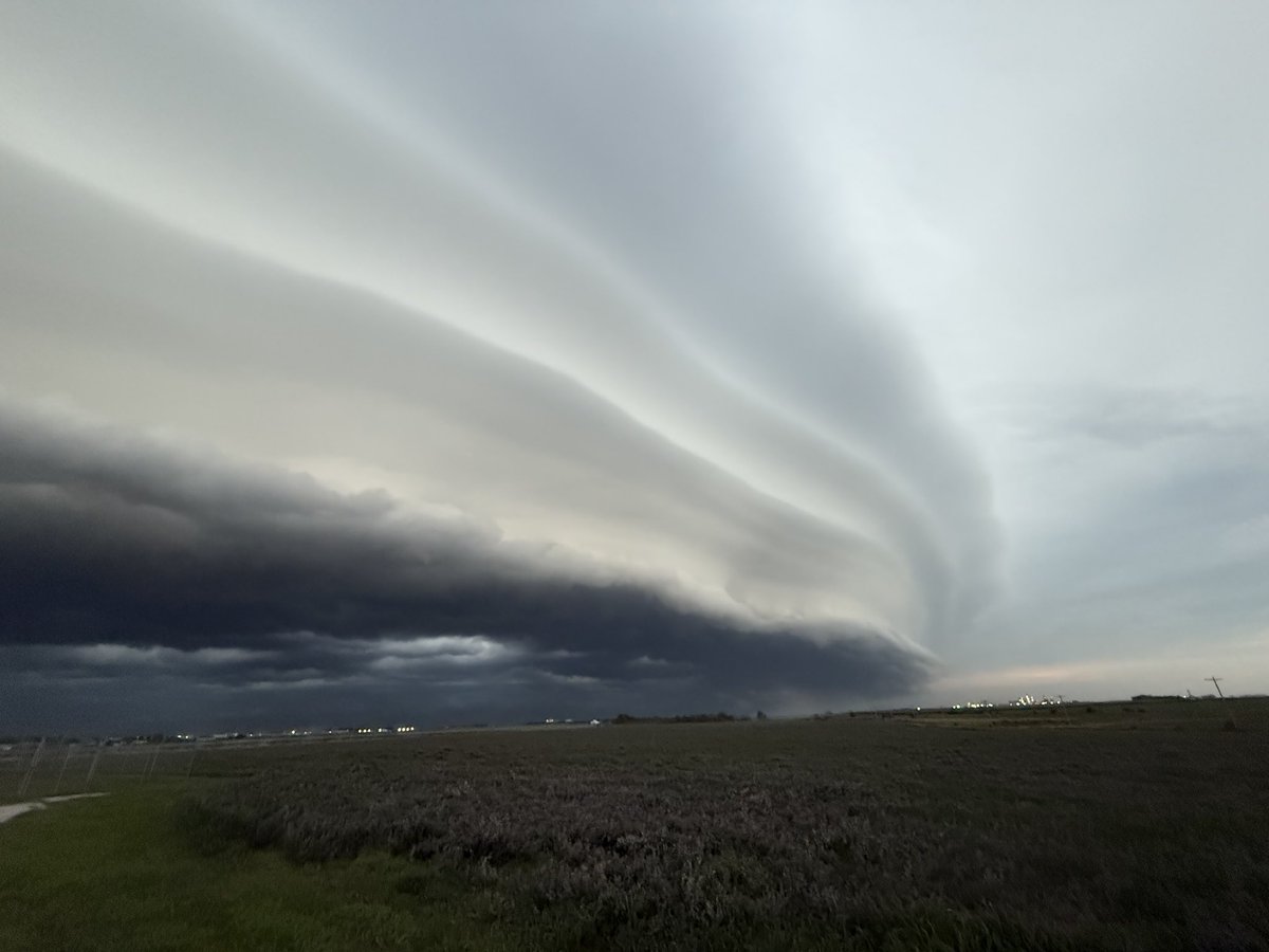 TVortex3062's tweet photo. Intense line of storms, currently moving into York, Nebraska. https://t.co/oTKzbVTV2f