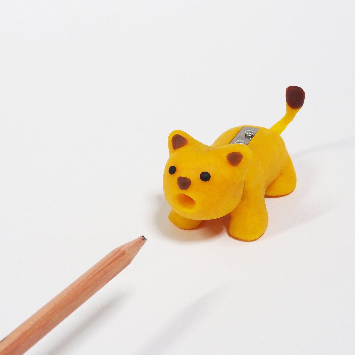 nulpuleunsonamu's tweet image. 사자 연필 깎기

연필을 깎으면 아기 사자가 어른으로 변화.