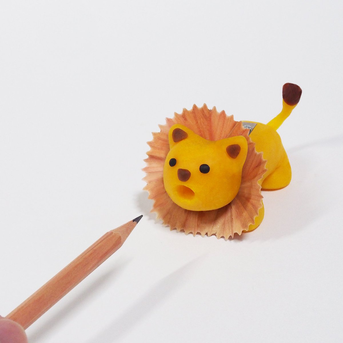 nulpuleunsonamu's tweet image. 사자 연필 깎기

연필을 깎으면 아기 사자가 어른으로 변화.