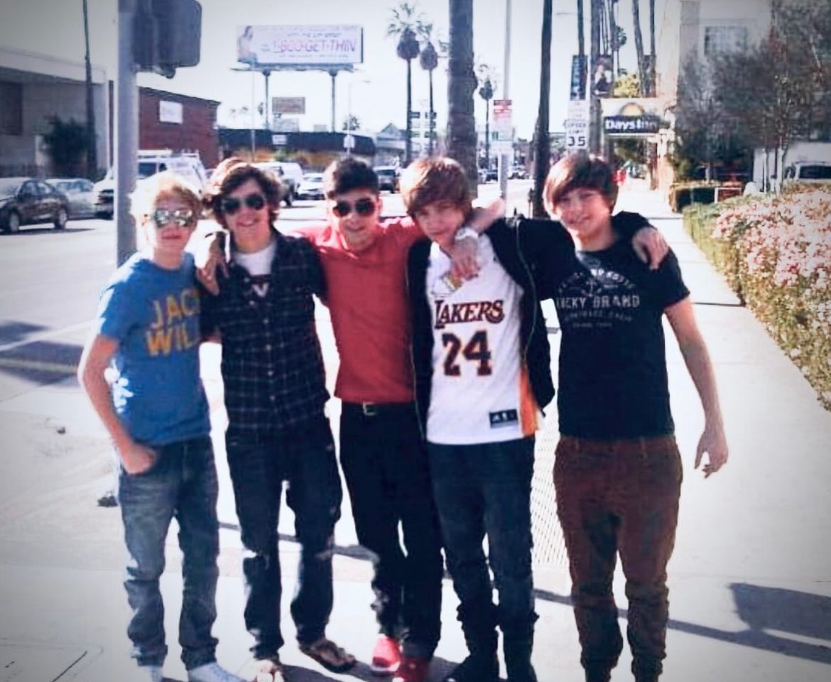 ZaynReport's tweet image. "15 years...this is our very first days in America!
Going through every emotion today! ❤️
The Band Of Brothers!!!"
Paul Higgins blessed us with this unseen picture of Zayn and the boys! 🤍
#15YearsOfOneDirection #15YearsOf1D