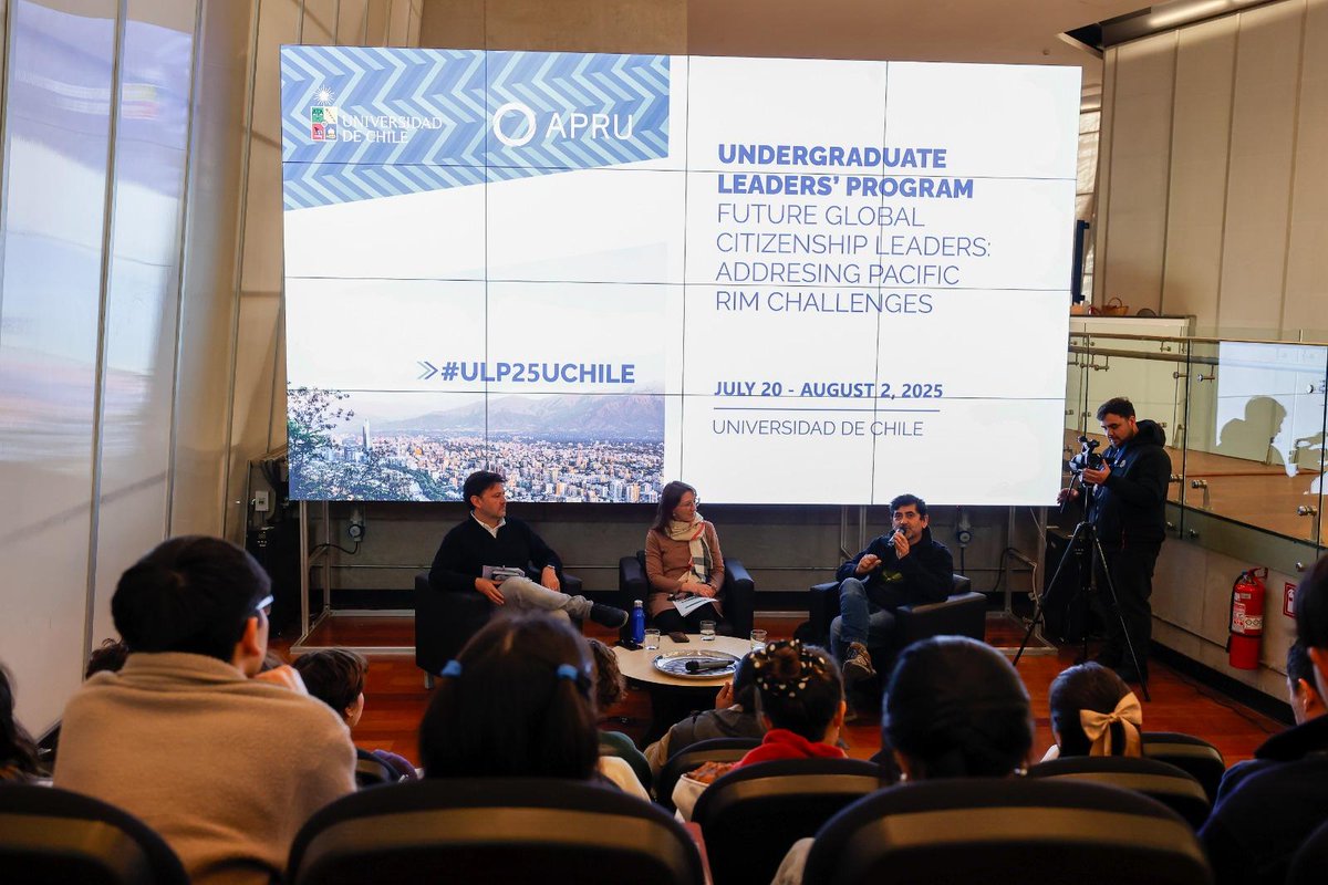 uchile's tweet image. #ULP25UCHILE: Estudiantes de la Cuenca del Pacífico debaten soluciones climáticas con enfoque interdisciplinario y comunitario en una nueva jornada de programa @APRU1997 en la Plataforma Cultural UCHILE uchile.cl/u230507