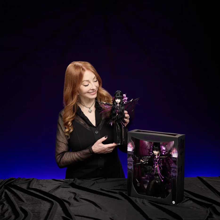 ElviraClips's tweet image. Cassandra Peterson’s newest Elvira Monster High debuts at @Comic_Con San Diego following the instantly sold out 2023 Skullector.