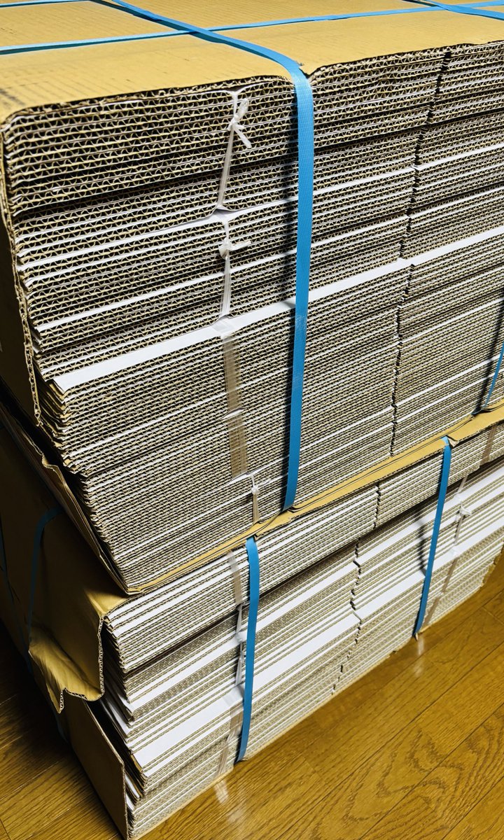 kaaaaatsu's tweet image. グッズを作るという事は
狭い部屋がより狭くなるってことです😀
どうすんのこれ？
