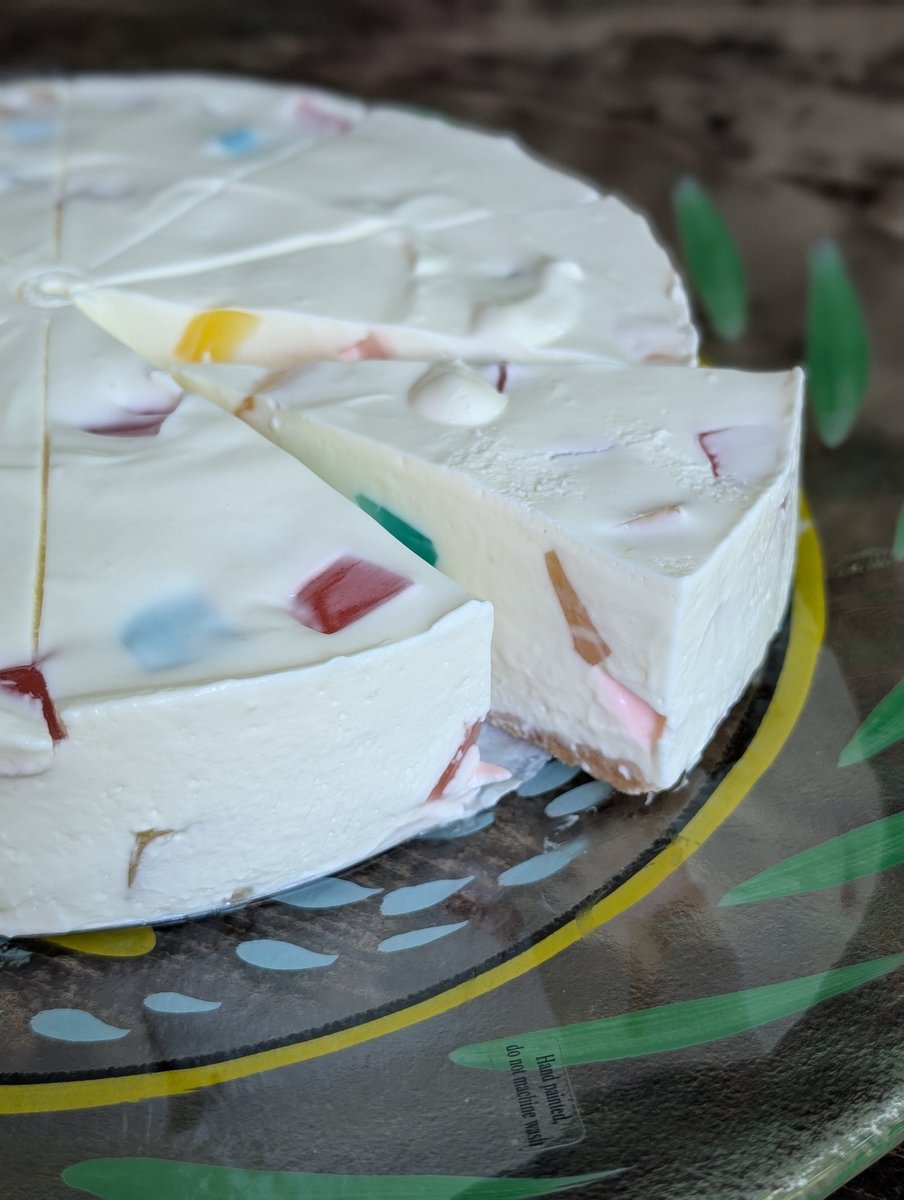 qedstorecafe's tweet image. 夏のねこねこ展の時しか作らない「カラフルゼリーのレアチーズケーキ」。
ストロベリー、オレンジ、ブルーキュラソー(ノンアンコール)で色付けした手作りゼリーが適当な感じでポツポツ入っています。
去年デビューで予想外に人気になってくれたので今年も調子に乗って作りました。ぜひぜひ🙏