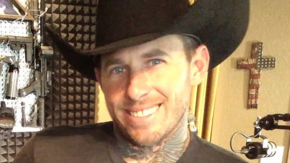 Had_dad_'s tweet photo. Dog the Bounty Hunter's stepson is on psychiatric hold after accidentally shooting his 13-year-old son in a tragic freak accident. The family is asking for prayers. https://t.co/SHp0g1ukpw https://t.co/IHYNKOpI0F
