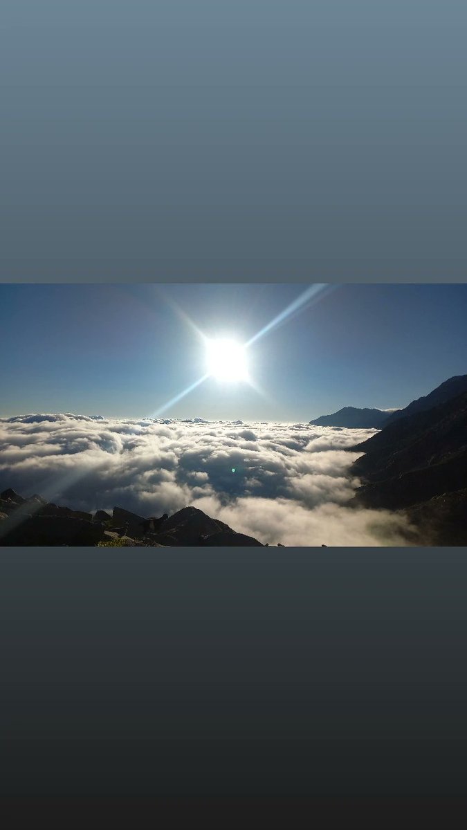 himalayanquest's tweet photo. @desmondmkoh above the clouds https://t.co/RhXlhyGU68