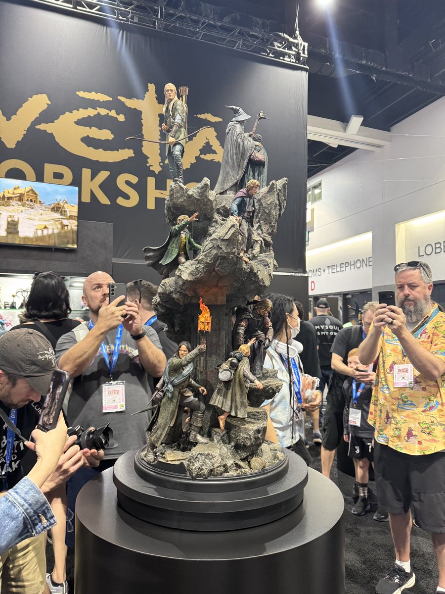 The Nerd of the Rings (@nerdoftherings1) on Twitter photo Just revealed at #SDCC - possibly the most INCREDIBLE statue <a href="/WetaWorkshop/">Wētā Workshop</a> has ever made! (Which is saying a LOT!)
The ENTIRE Fellowship in Moria (and Gollum). Well done Richard, Jules, Gary, and the entire Wētā Workshop team!! 👏👏👏 Just revealed at #SDCC - possibly the most INCREDIBLE statue <a href="/WetaWorkshop/">Wētā Workshop</a> has ever made! (Which is saying a LOT!)
The ENTIRE Fellowship in Moria (and Gollum). Well done Richard, Jules, Gary, and the entire Wētā Workshop team!! 👏👏👏