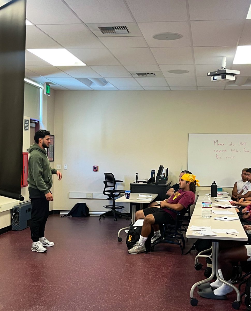 HMOB_Football's tweet image. Alum Abraham Montano @abrahamontanoc speaking life and sharing his story with our team.

From JUCO to NCAA @FresnoStateFB then the NFL.