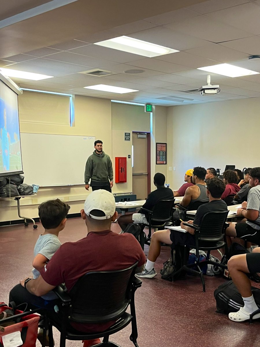 HMOB_Football's tweet image. Alum Abraham Montano @abrahamontanoc speaking life and sharing his story with our team.

From JUCO to NCAA @FresnoStateFB then the NFL.