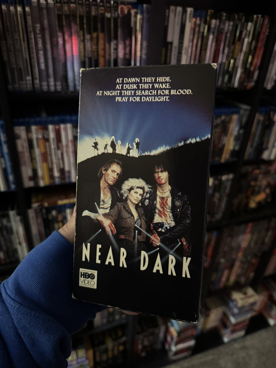 wondermeg_'s tweet image. day 25 of posting a random movie from my collection
NEAR DARK by Kathryn Bigelow has such a distinctive style, neon vampire horror mixed with a lawless western. bill paxton is such a babe in this, moreso than usual. the bar scene in this is some of the best filmmaking ever! 🧛
